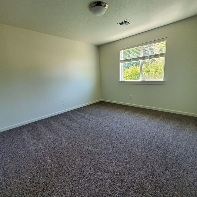 Building Photo - Dog Friendly 3bed : 2.5 bath home w/ Garage