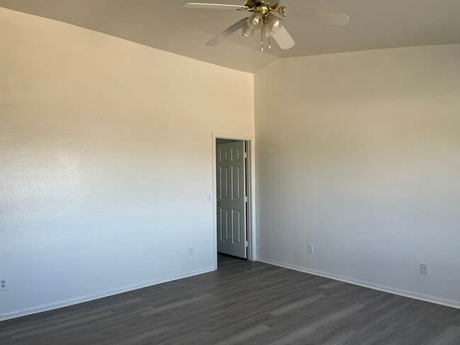 Building Photo - 3 bedroom 2 bathroom home available in Apple Valley!
