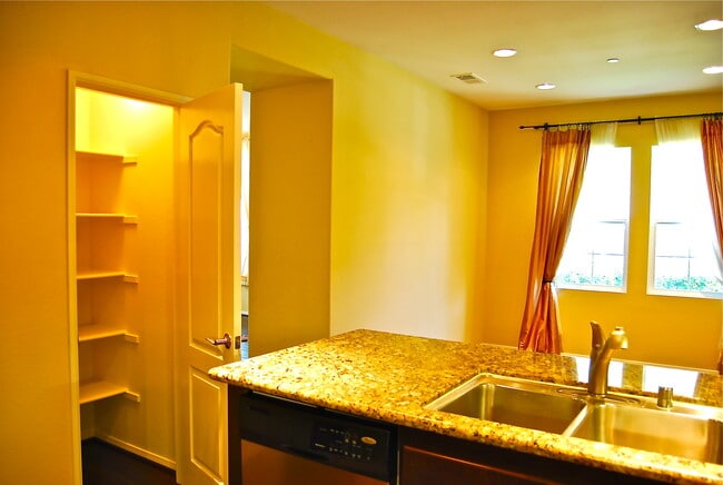 Building Photo - Spacious 4 Bedroom Townhome in Airoso of Carmel Valley