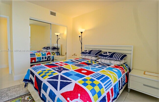 Building Photo - 2500 Parkview Dr