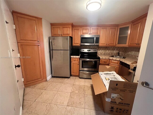 Building Photo - 825 Brickell Bay Dr
