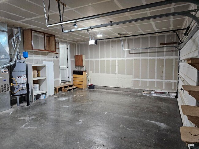 Building Photo - Spacious Tacoma Home with Gas Fireplace, 3-Car Garage & Covered Patio!