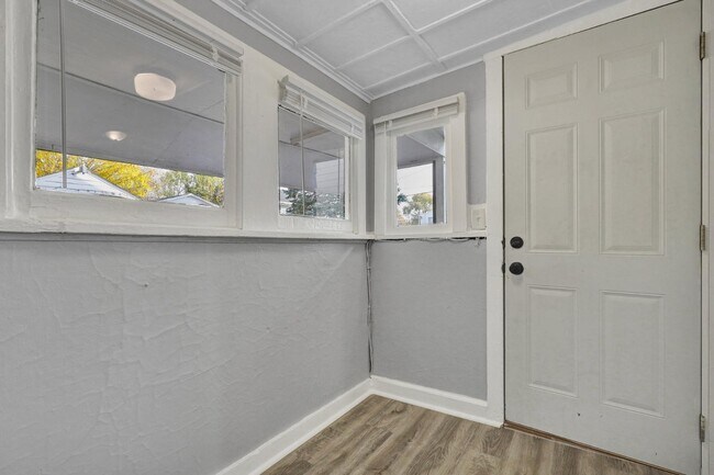 Building Photo - 405 E Hodge Ave