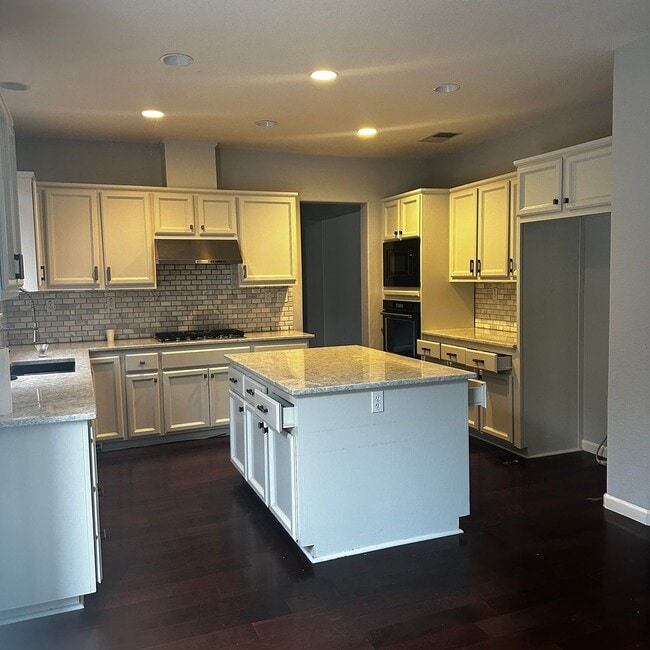 Building Photo - House For Rent!