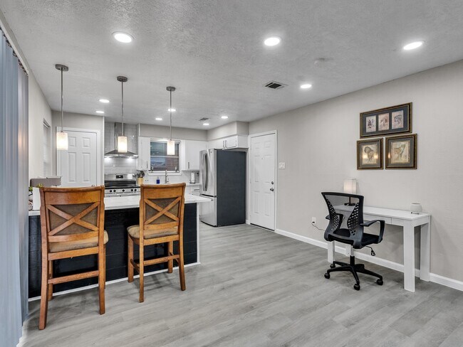 Building Photo - 705 Littlewood