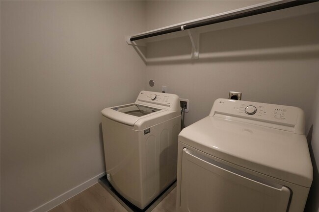 Building Photo - 7757 Bergamot Cir