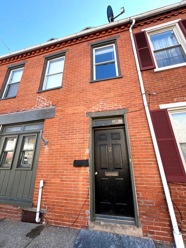 Building Photo - 253 N Mulberry St