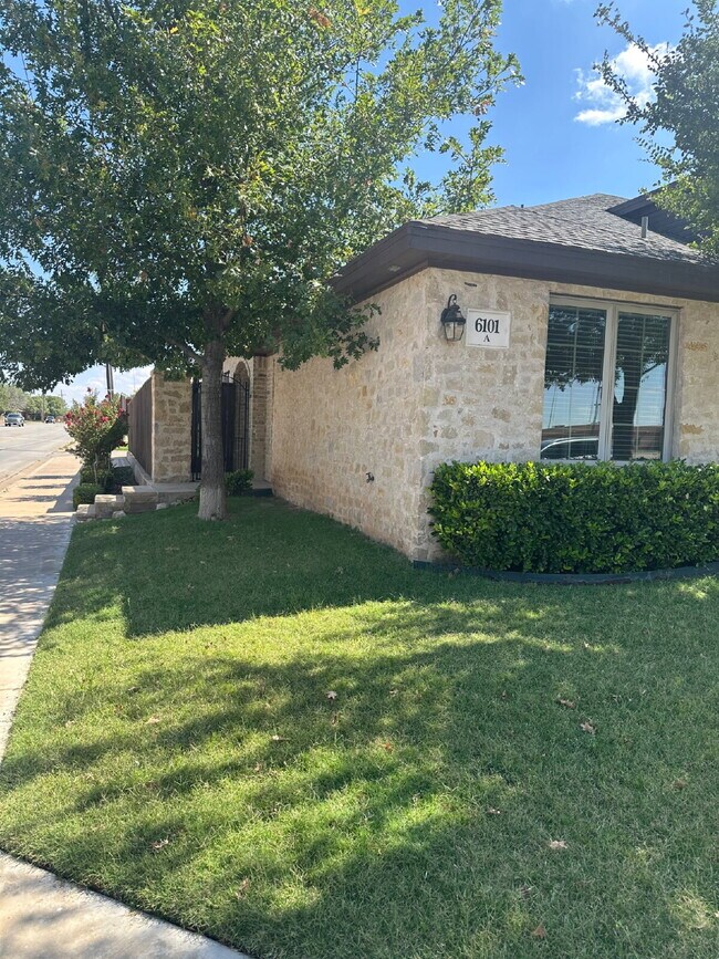 Building Photo - Beautifully Maintained Duplex - Lease Only