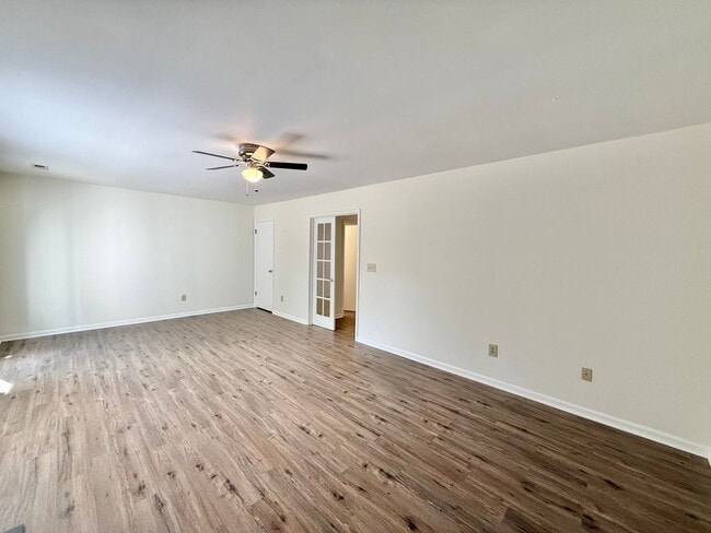 Building Photo - Newly Remodeled 3BD, 2.5BA Townhouse in Ca...