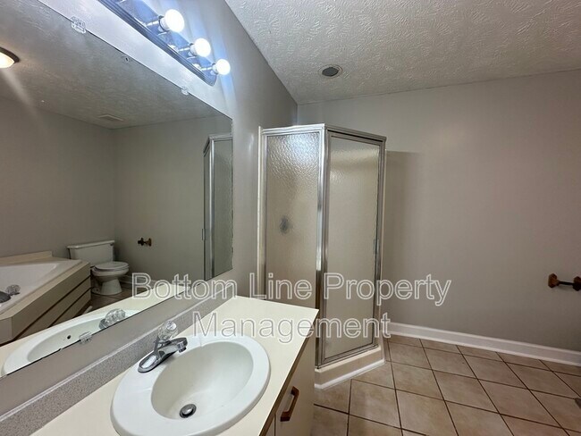 Building Photo - 942 Stewarts Creek Dr