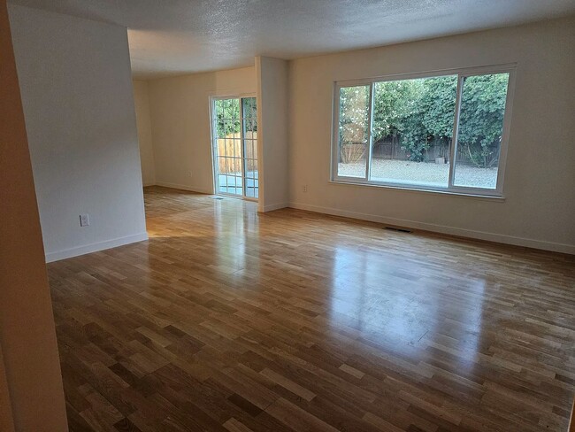 Building Photo - 405 W Southwood Dr