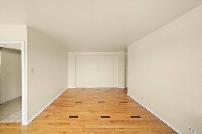 Building Photo - 2610 W Balmoral Ave