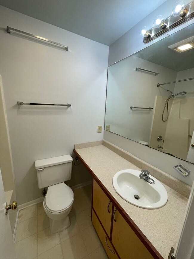 Building Photo - Two BR townhome-style in Chancellor Square...