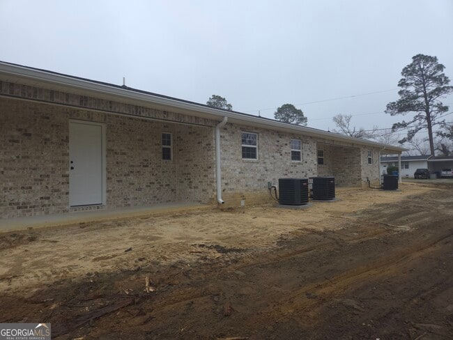 Building Photo - 401 E 7th St