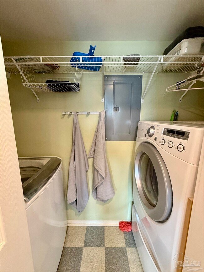 Building Photo - 200 Pensacola Beach Rd