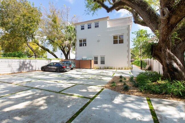 Building Photo - 2913 SW 30th Ct