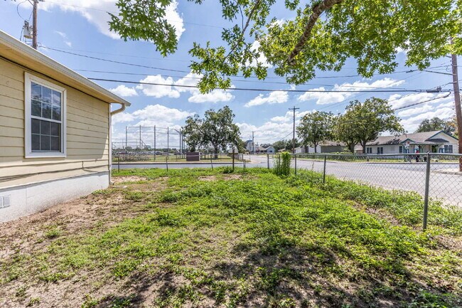 Building Photo - 303 Villareal St
