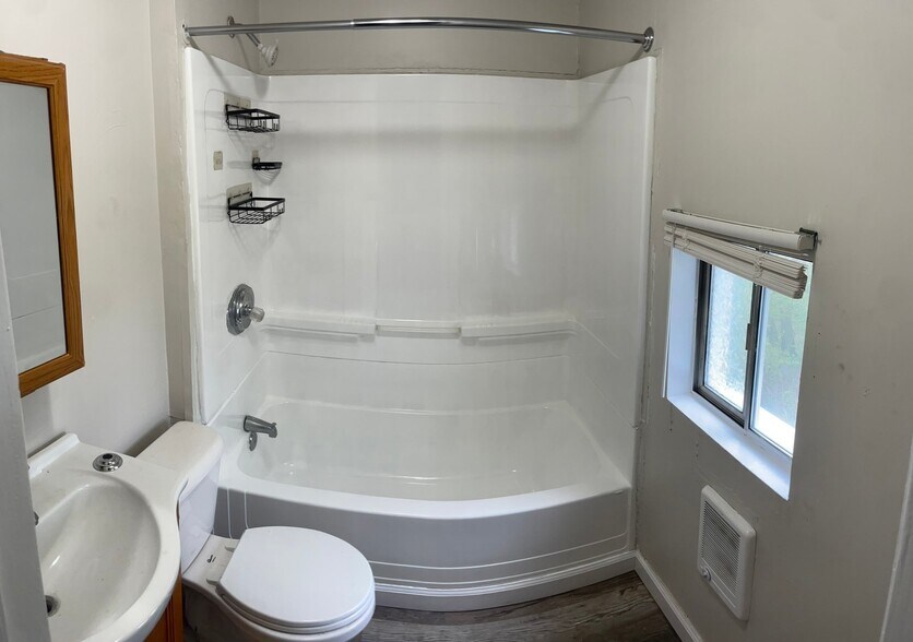 Building Photo - 2022 Plainview Ave