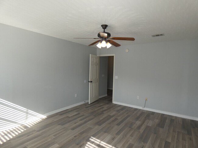 Building Photo - Spacious 3-Bedroom Home - Pace