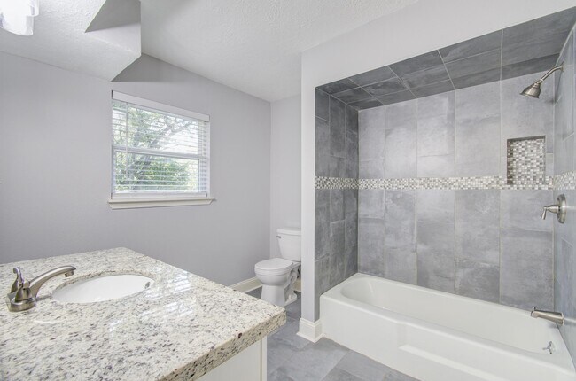 Building Photo - 590 River Plantation Dr