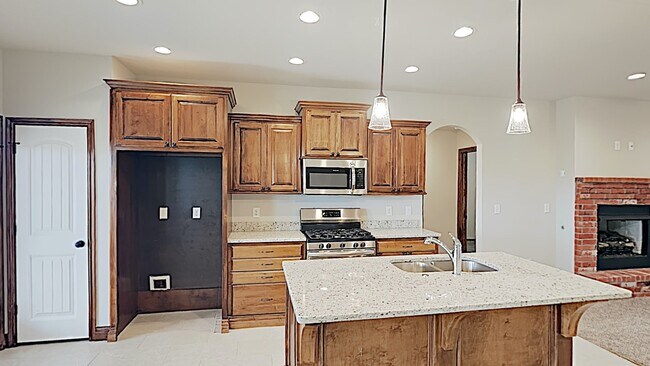 Building Photo - Very Nice 4 Bedroom 2 Bath Home in Mustang Schools