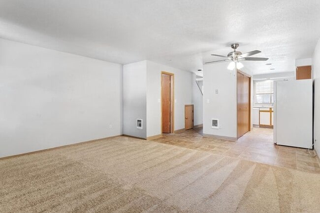 Building Photo - Large 2 bed 1.5bath townhouse with Garage