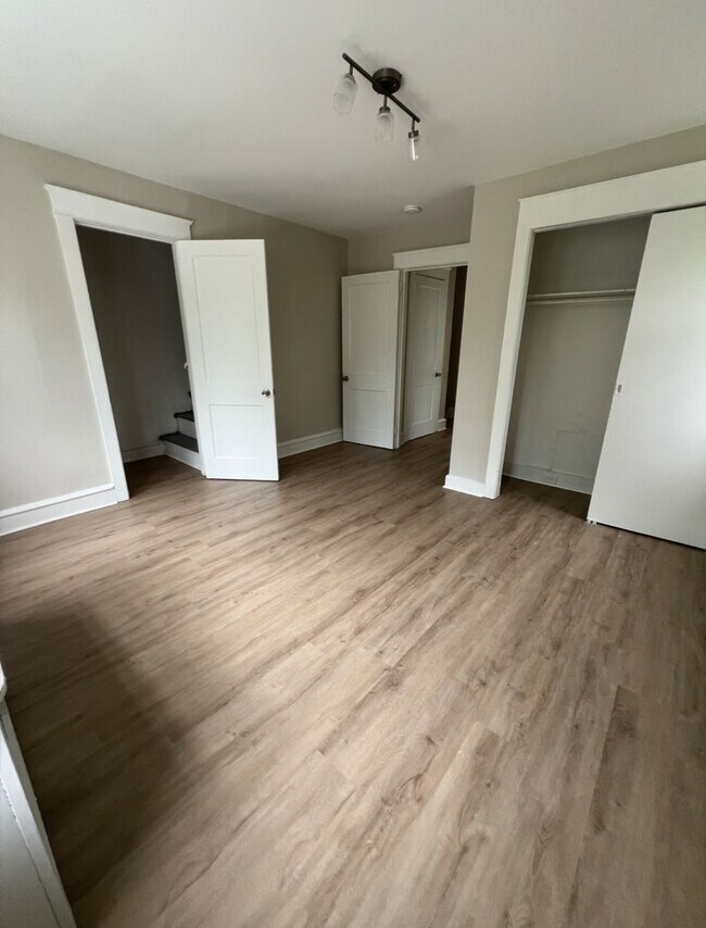Building Photo - Renovated 3 Bedroom End Unit Available Now!
