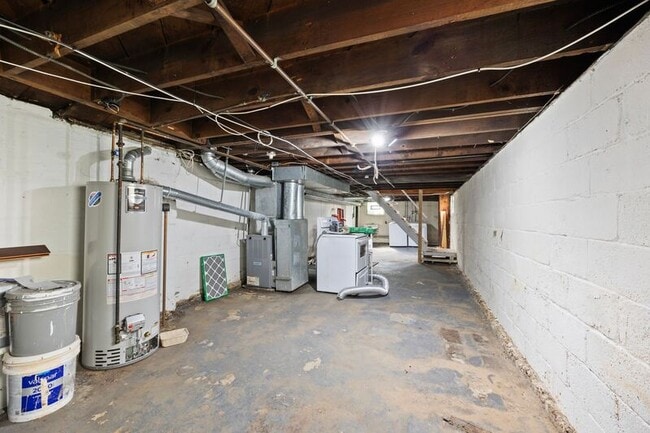 Building Photo - 925 Thomas Rd