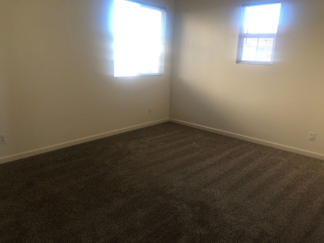 Building Photo - REDUCED!!REDUCED!!  Huge 5 Bedroom 3 Bath ...