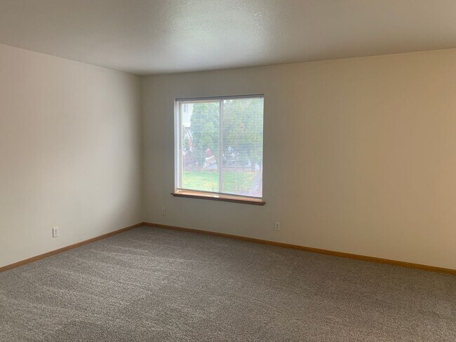 Building Photo - NE Bend Apartment Available 7/1
