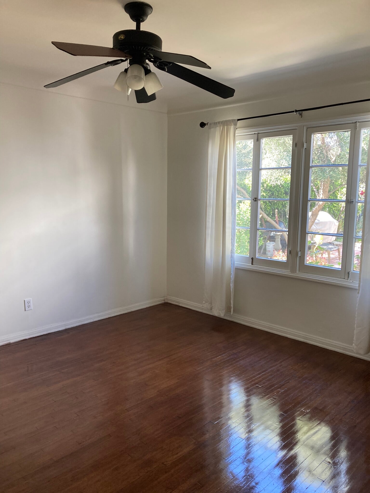 Master bedroom with garden view - 2423 St George St