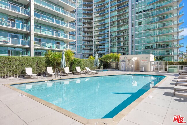 Building Photo - 13650 Marina Pointe Dr