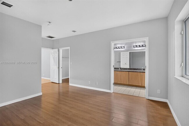 Building Photo - 5337 SW 40th Ave