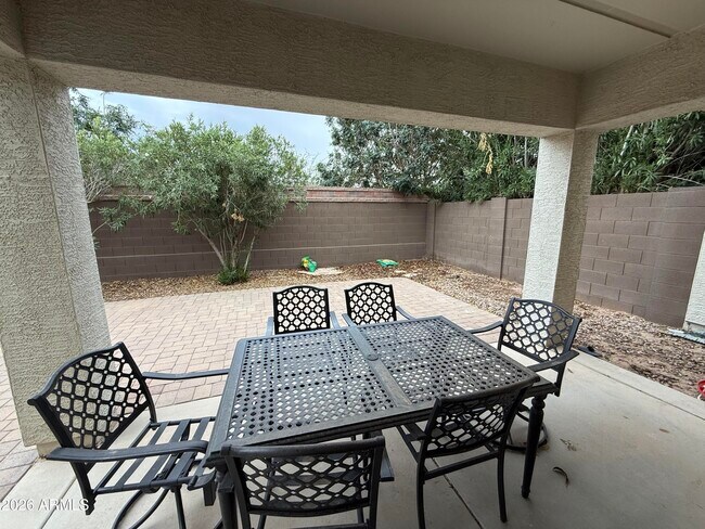 Building Photo - 1011 E Redwood Dr