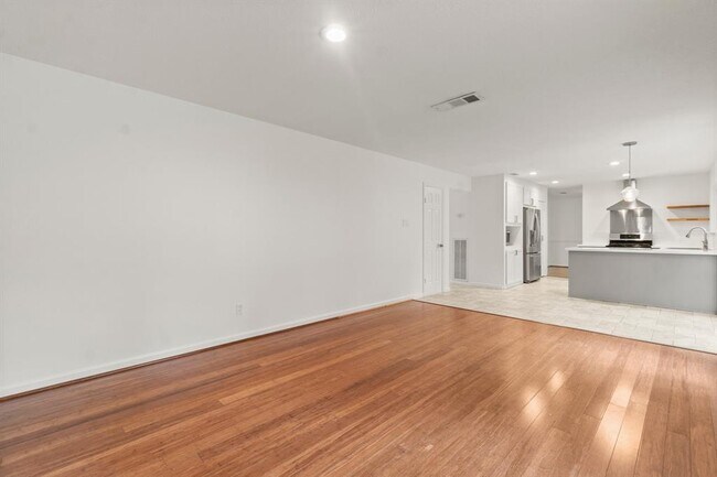 Building Photo - 28 Silver Elm Pl