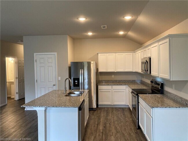 Building Photo - 8004 Dogwood Dr