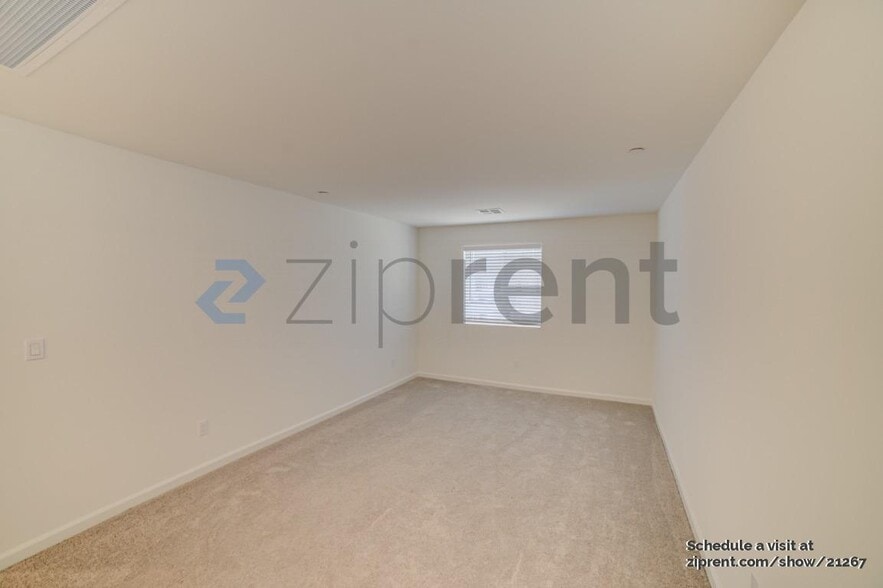 Building Photo - Unit