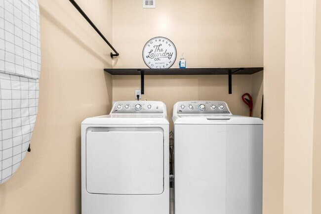 Building Photo - 295 Euclid St