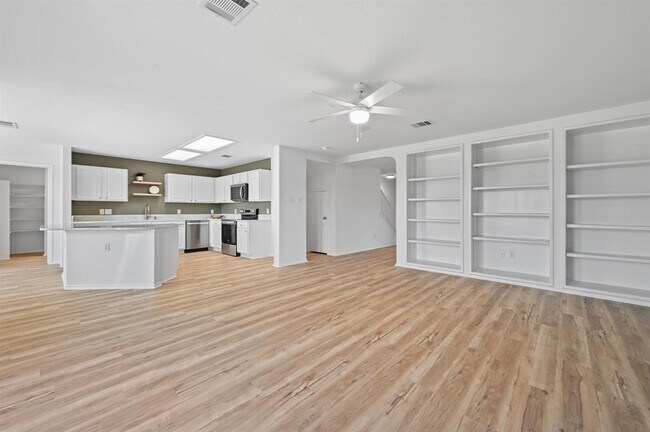 Building Photo - 2412 Regal Park Ln