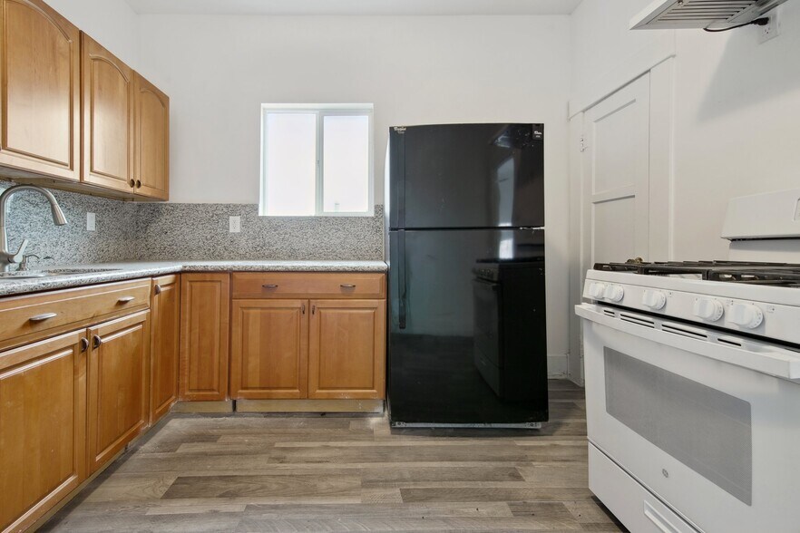 Building Photo - 635 W 53rd St
