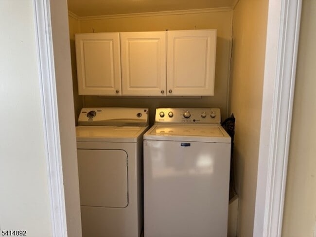 Building Photo - 44 Oak St