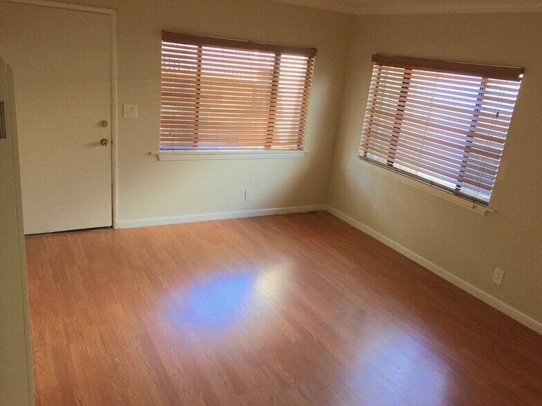 Building Photo - 411 Douglas St