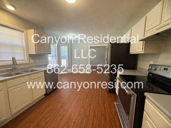 Building Photo - Spacious 3-Bedroom Home for Rent in Raeford