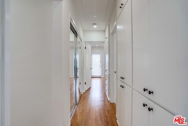 Building Photo - 6514 Hedding St