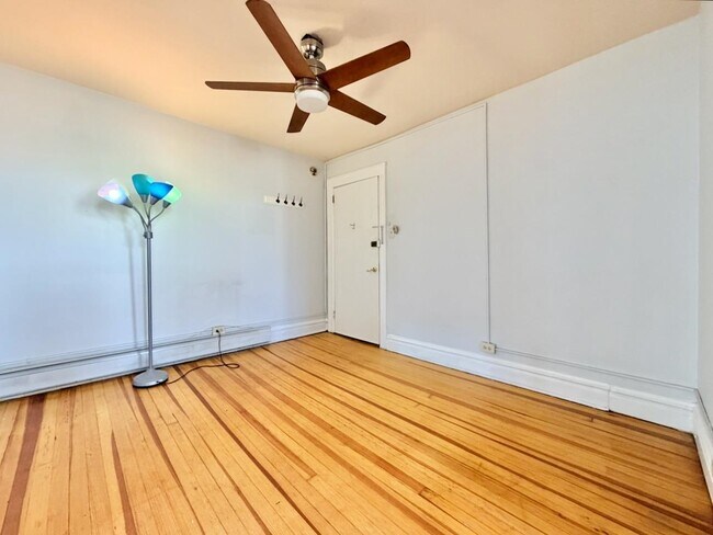 Building Photo - 409 Monmouth St