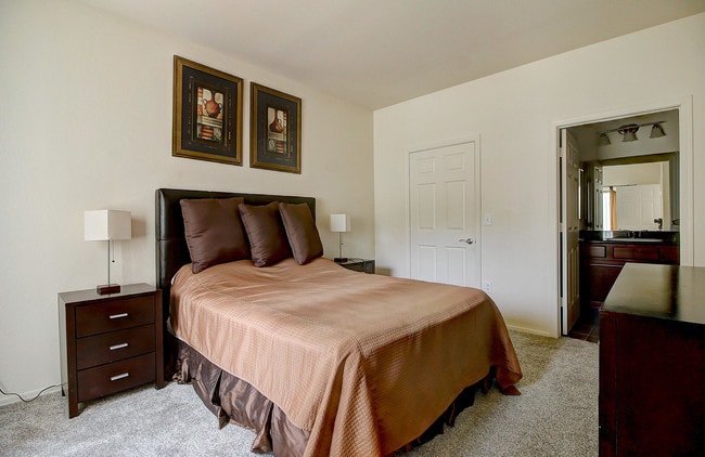 Building Photo - 3830 E Lakewood Parkway East