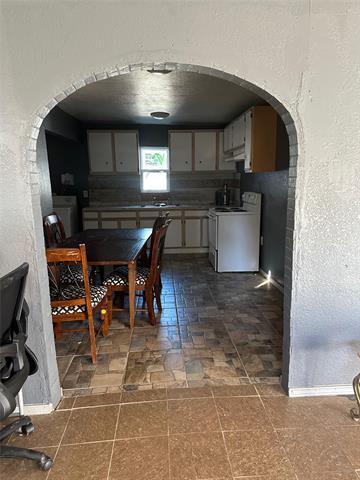 Building Photo - 1117 E Harvey Ave