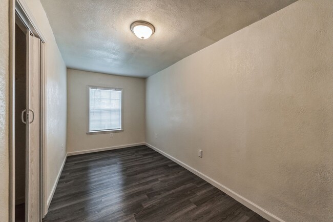 Building Photo - FOR LEASE 2/1  CORNER HOME