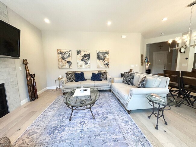 Building Photo - Luxury 55+ Executive Home- Fully Furnished