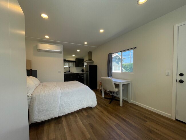 Building Photo - 1075 Redondo Ave